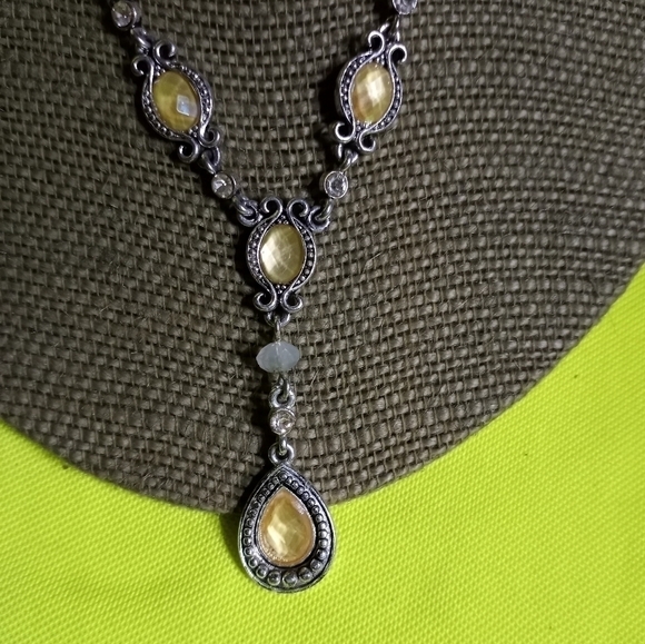 Silvertone yellow faceted Avon necklace Earring set - Picture 5 of 6